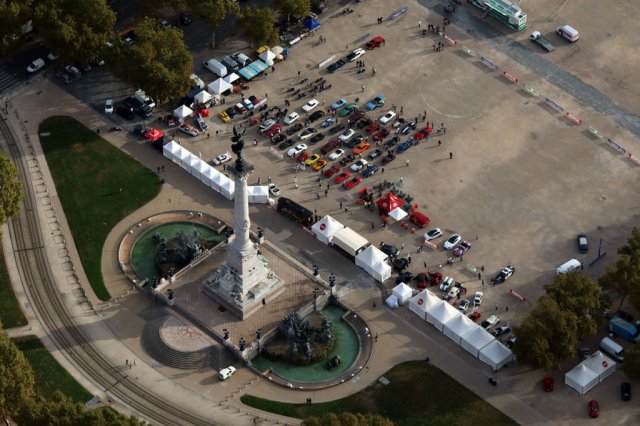 Traversee de Bordeaux en voitures anciennes