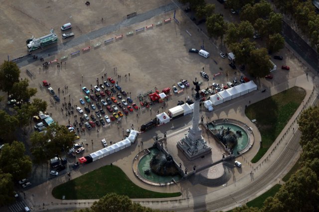 Traversee de Bordeaux en voitures anciennes