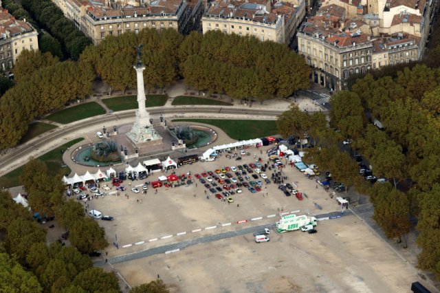 Traversee de Bordeaux en voitures anciennes