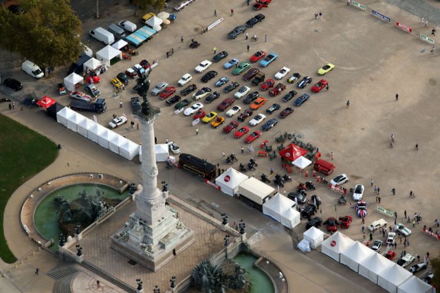 Traversee de Bordeaux en voitures anciennes