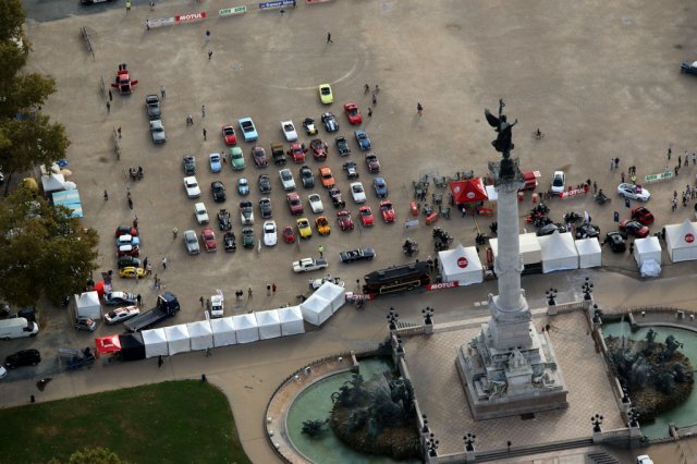 Traversee de Bordeaux en voitures anciennes