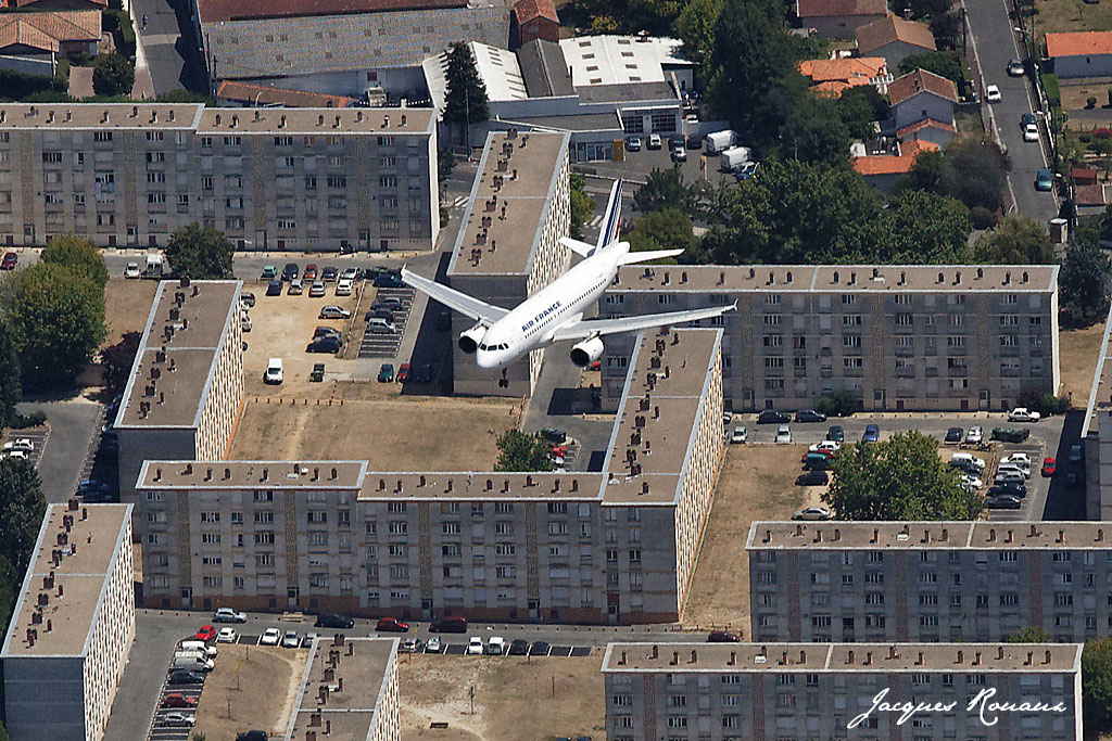 Avion de ligne sur agglomeration bordelaise