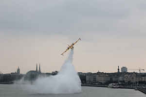 Un Canadair sur Bordeaux pour le Centenaire de l'aviation en Aquitaine